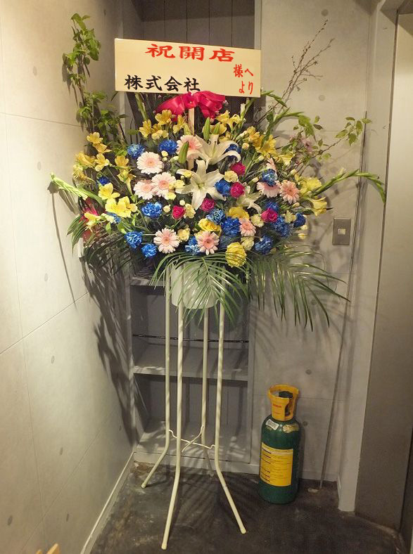 お祝いスタンド花一段15,000円(税別)